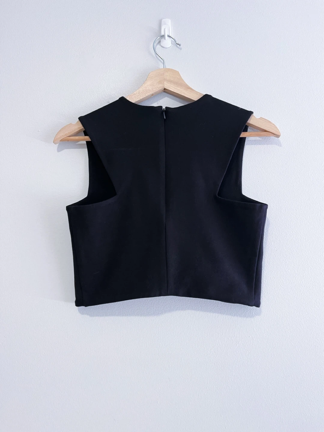 Aritzia Talula Black Cropped Sleeveless Top XS - photo 2