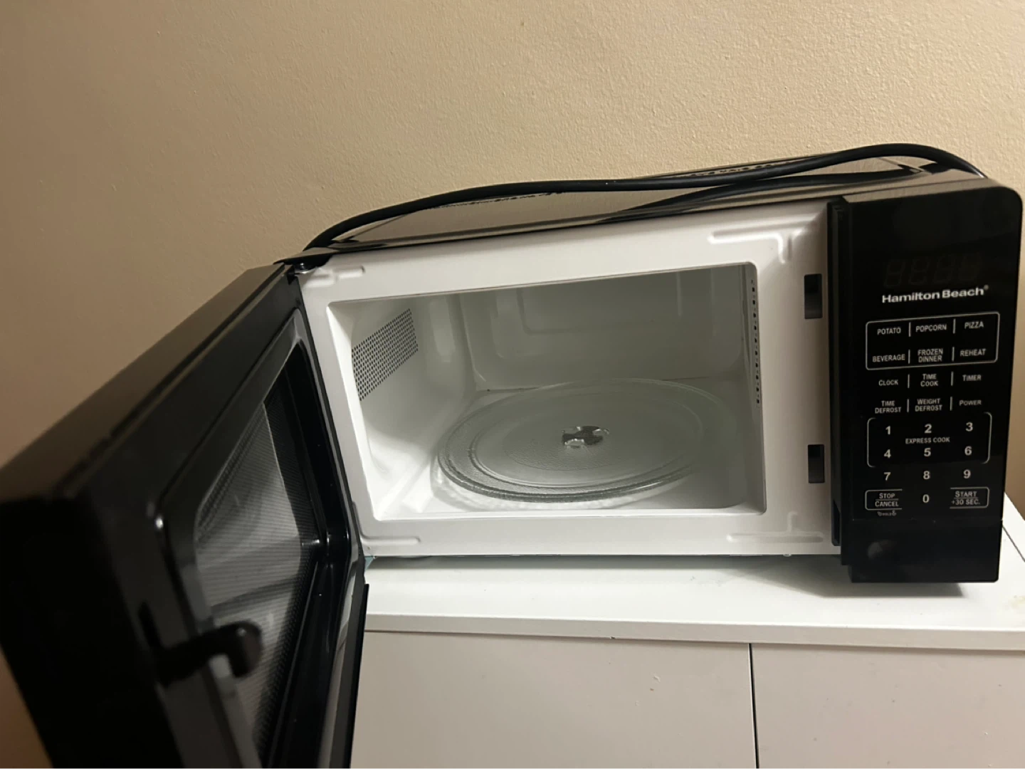 Hamilton Beach Microwave Oven - photo 2