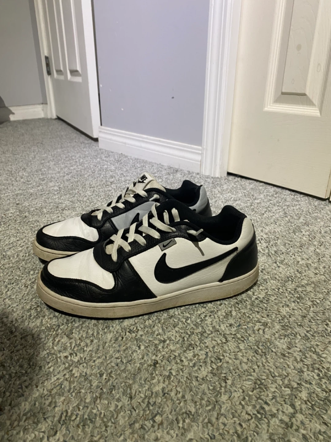 Nike Men's Black and White Sneakers