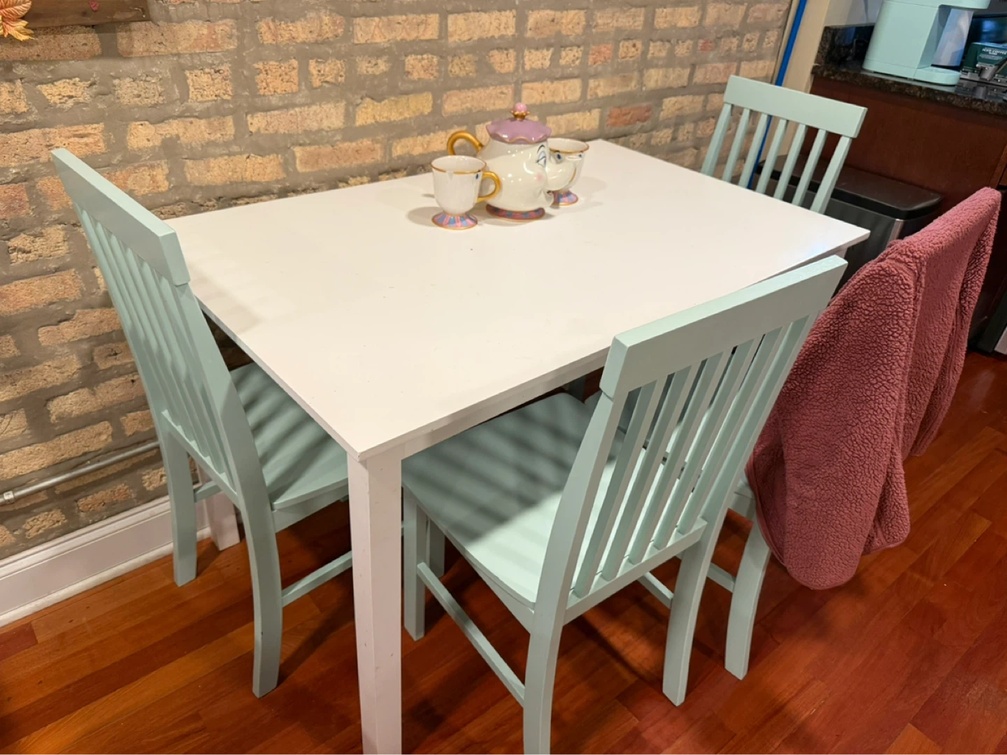 White Dining Table with 4 Mint Green Chairs