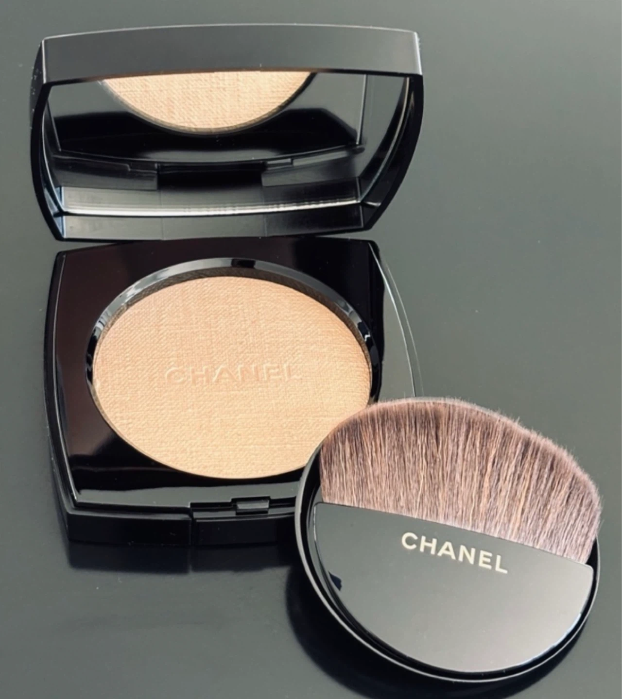 Chanel Summer Essentials highlighter powder with brush inside - photo 3