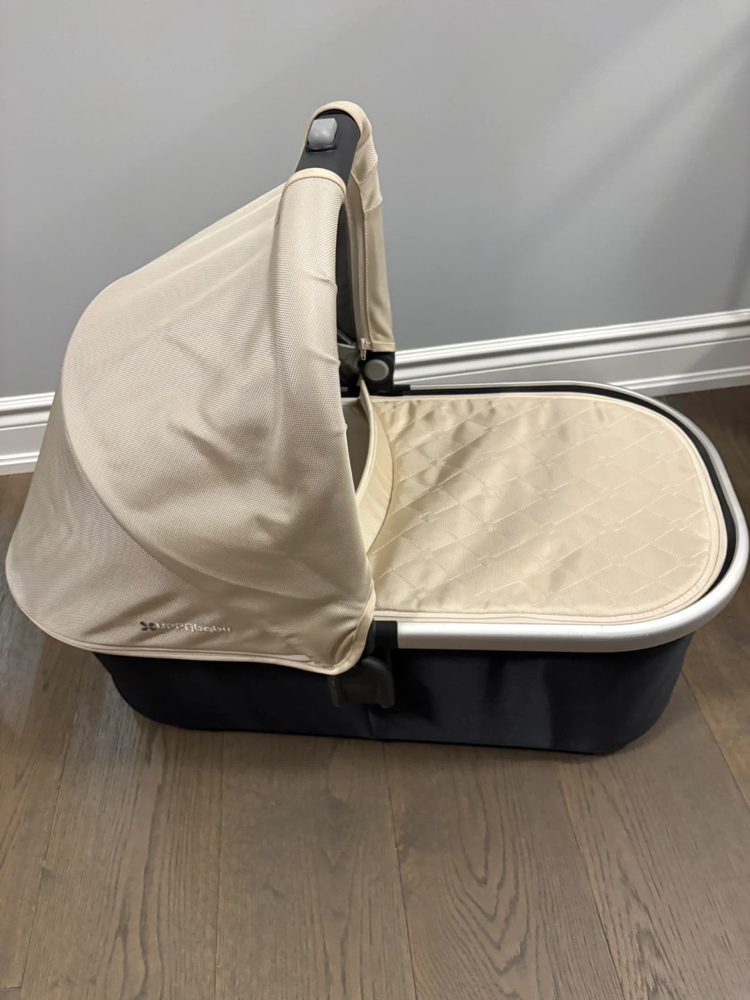 Uppababy creme bassinet very good condition - photo 4