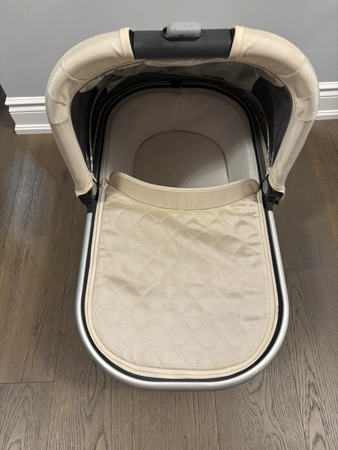 Uppababy creme bassinet very good condition - photo 3