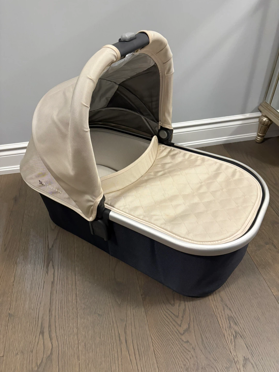 Uppababy creme bassinet very good condition - photo 5