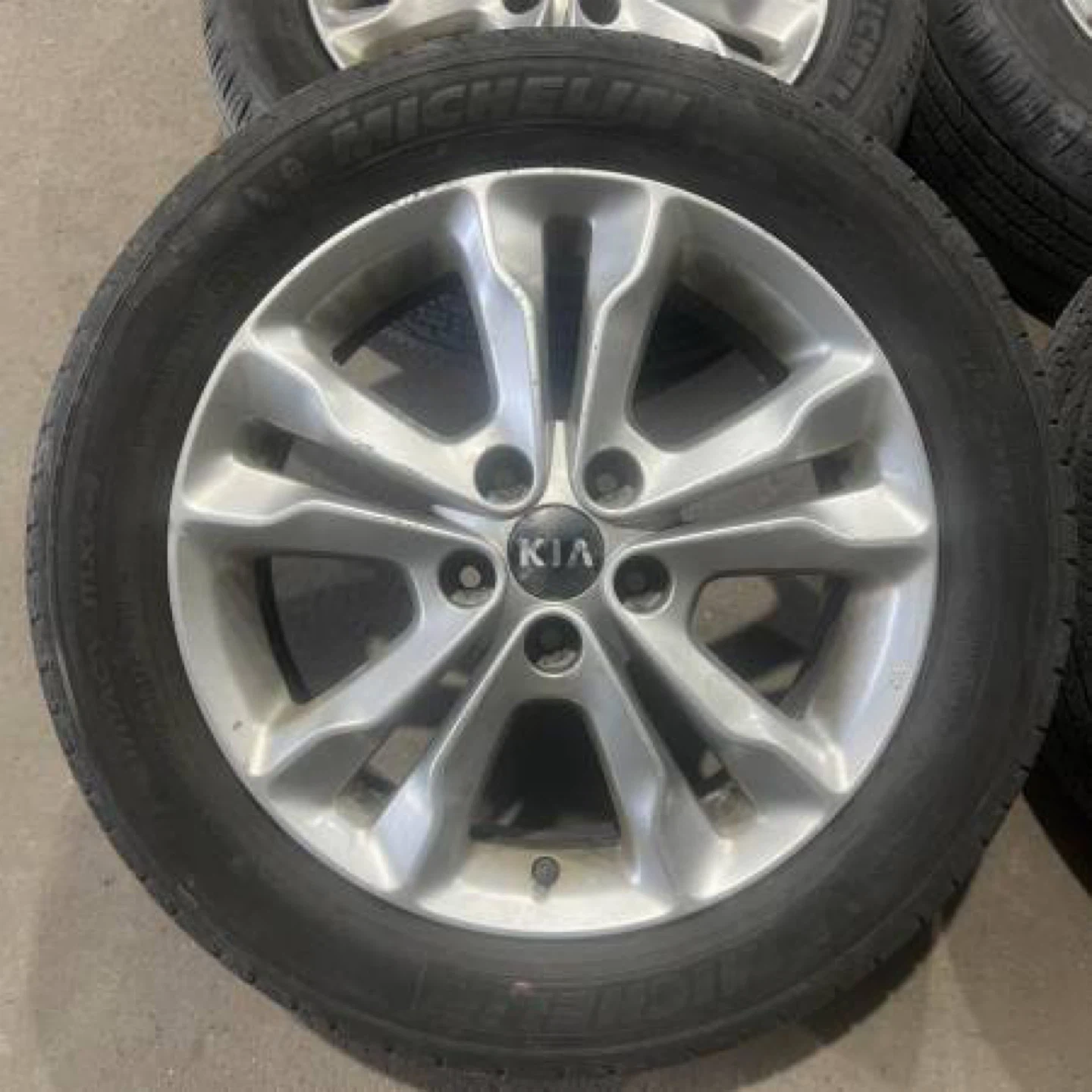 Set of 4 Michelin Tires with Kia Rims - photo 2