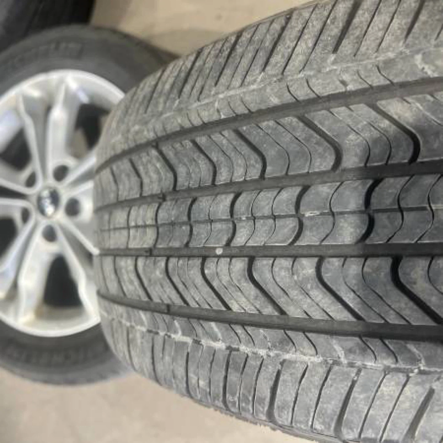 Set of 4 Michelin Tires with Kia Rims - photo 5