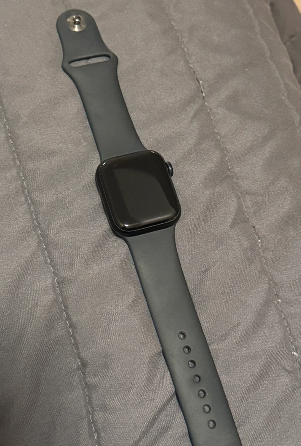 Apple Watch SE (40mm) + Black Sport Band + Charger - photo 2