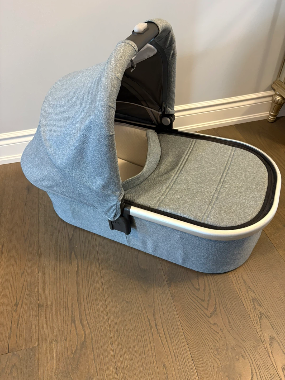 Uppababy gray V2 bassinet excellent condition - photo 3