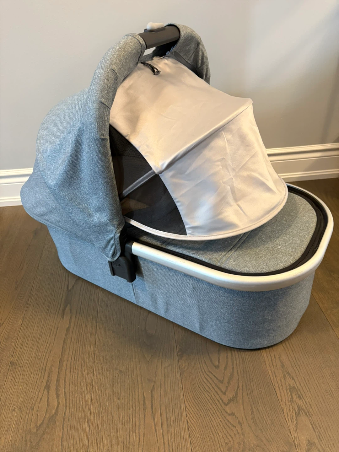 Uppababy gray V2 bassinet excellent condition - photo 4