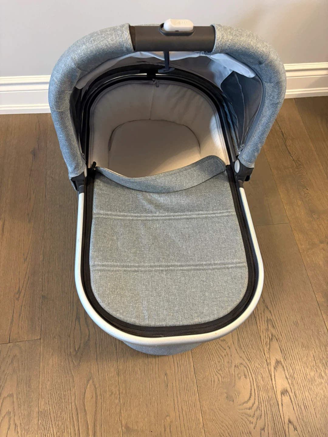 Uppababy gray V2 bassinet excellent condition