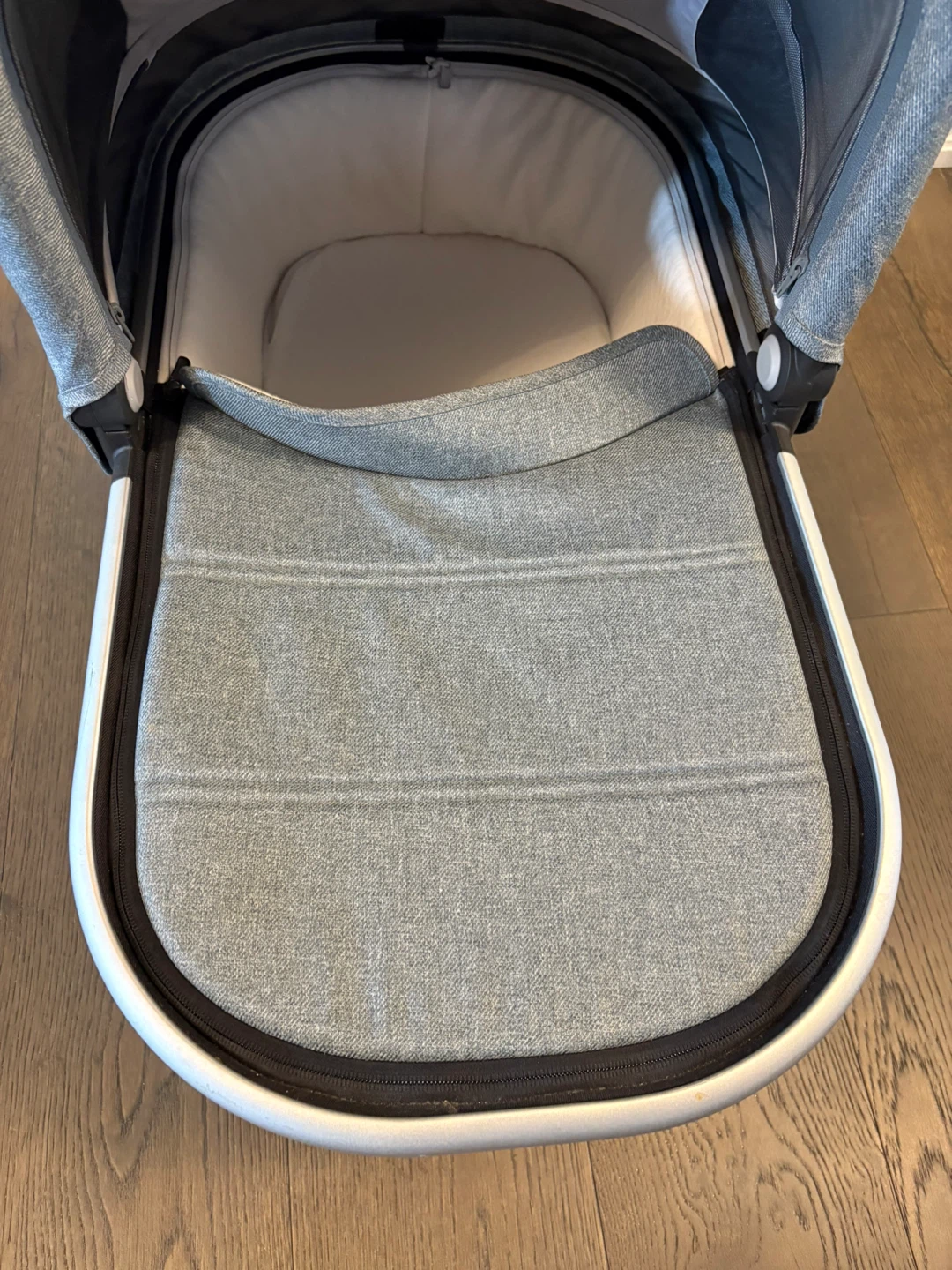 Uppababy gray V2 bassinet excellent condition - photo 2