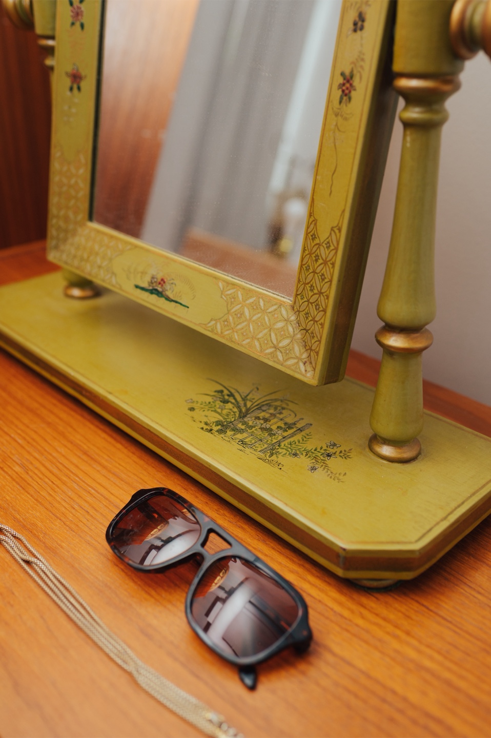 Hand-Painted Cottage Style Tilt Vanity Mirror - photo 3