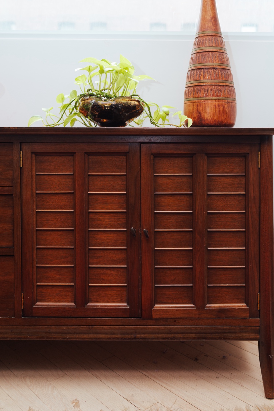 Midcentury Vintage Walnut Credenza with Louvered Doors by Krug - photo 2