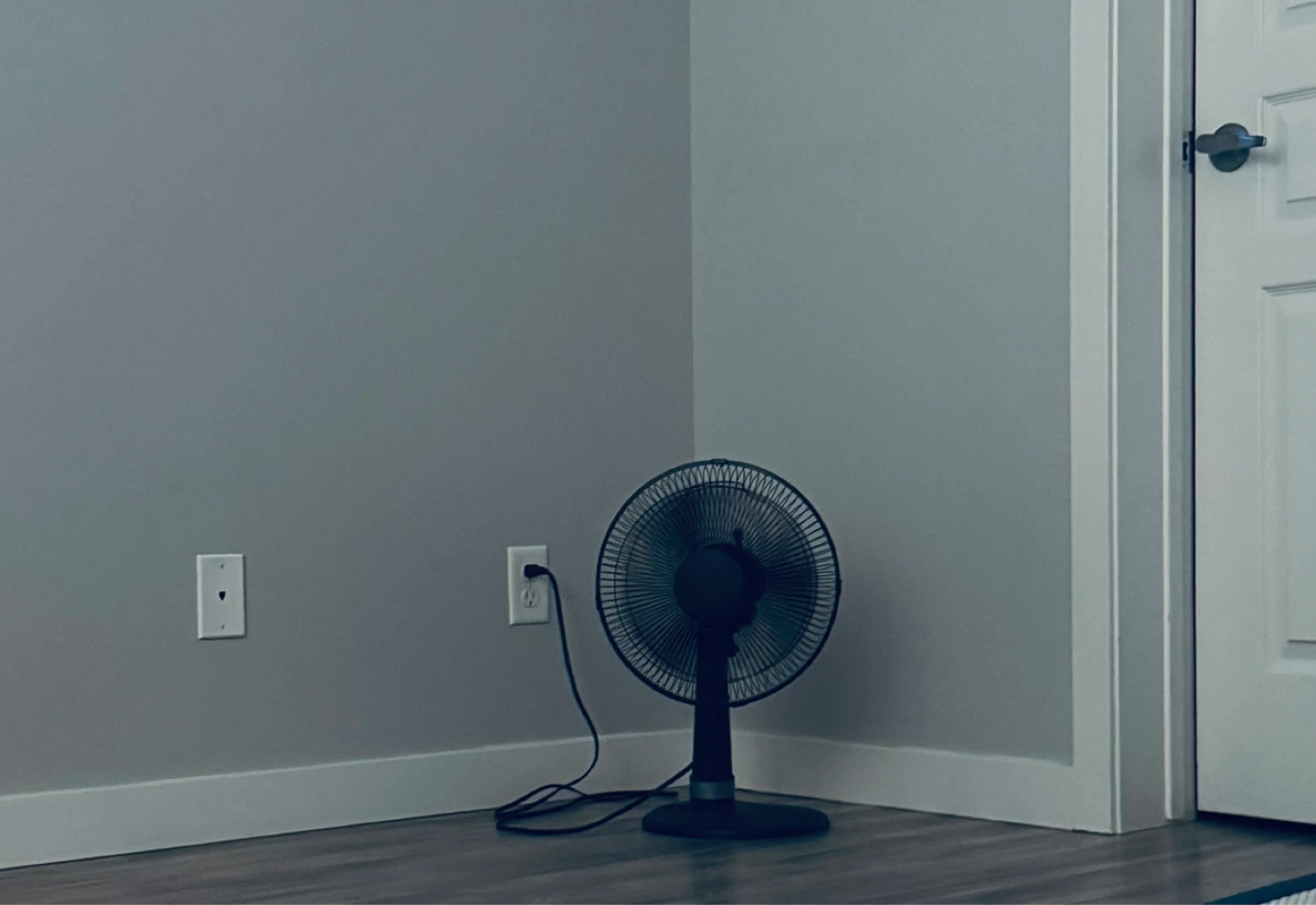 Black oscillating desk fan - photo 2
