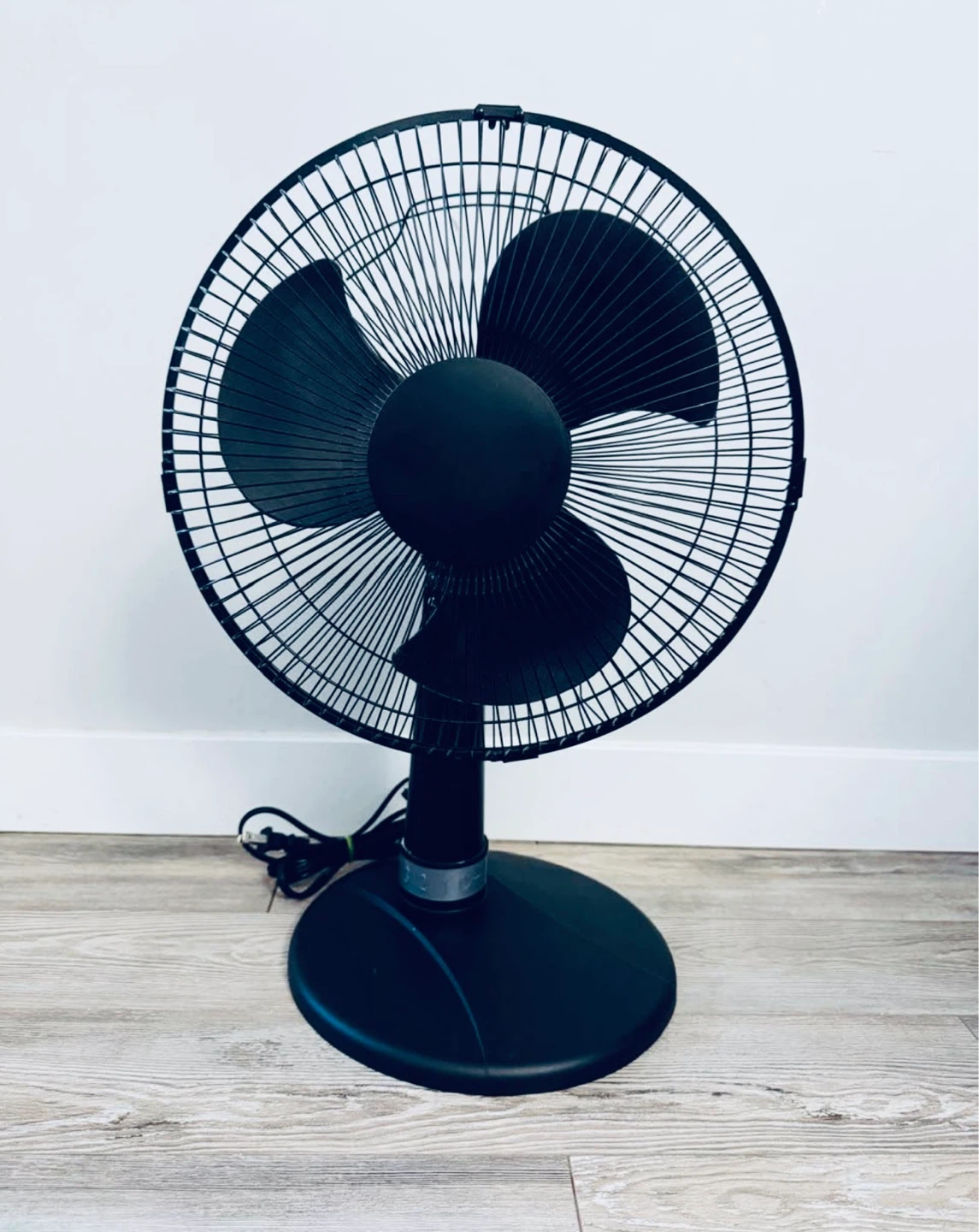 Black oscillating desk fan - photo 3