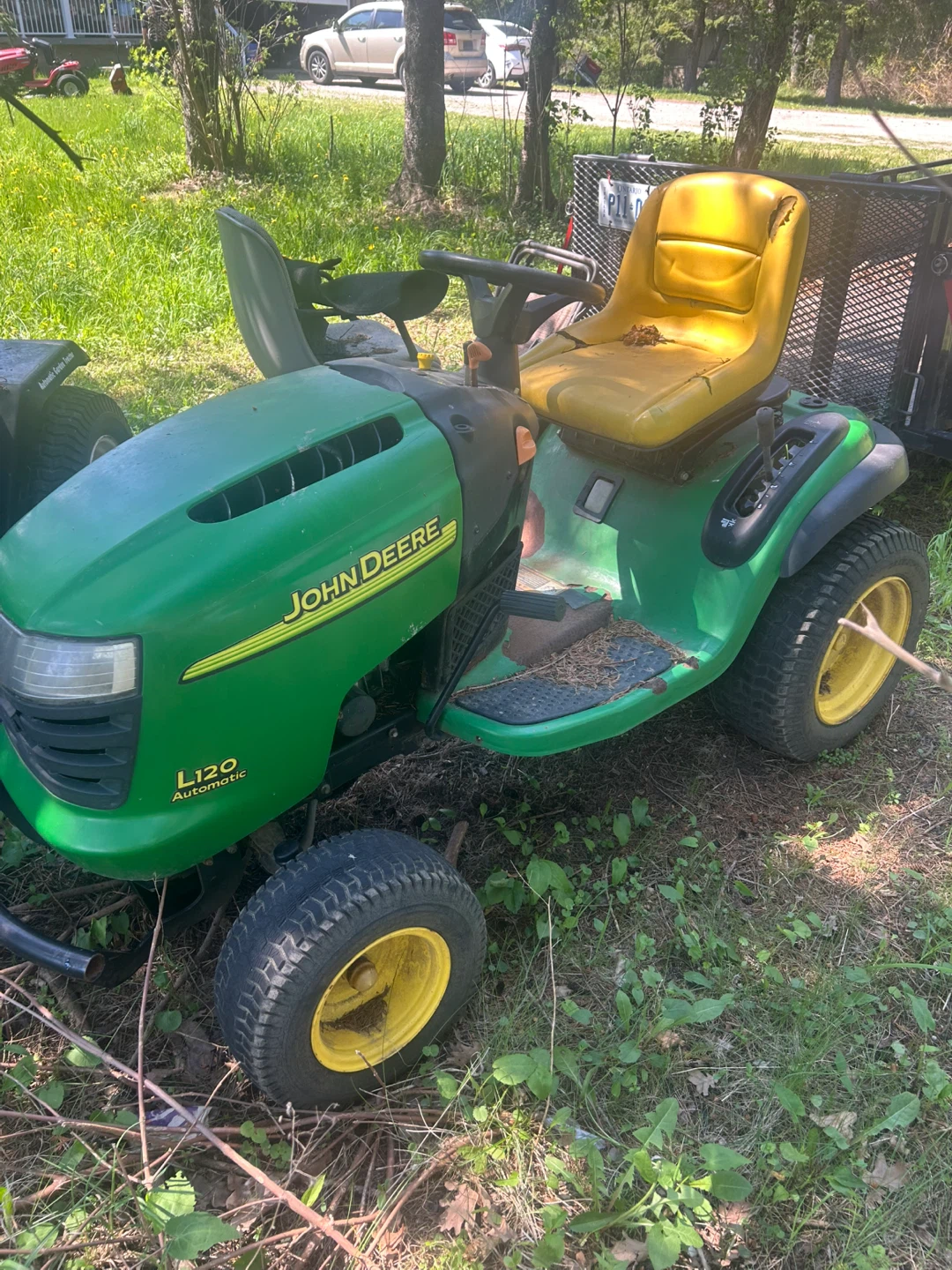 John Deere L120 Automatic Lawn Tractor