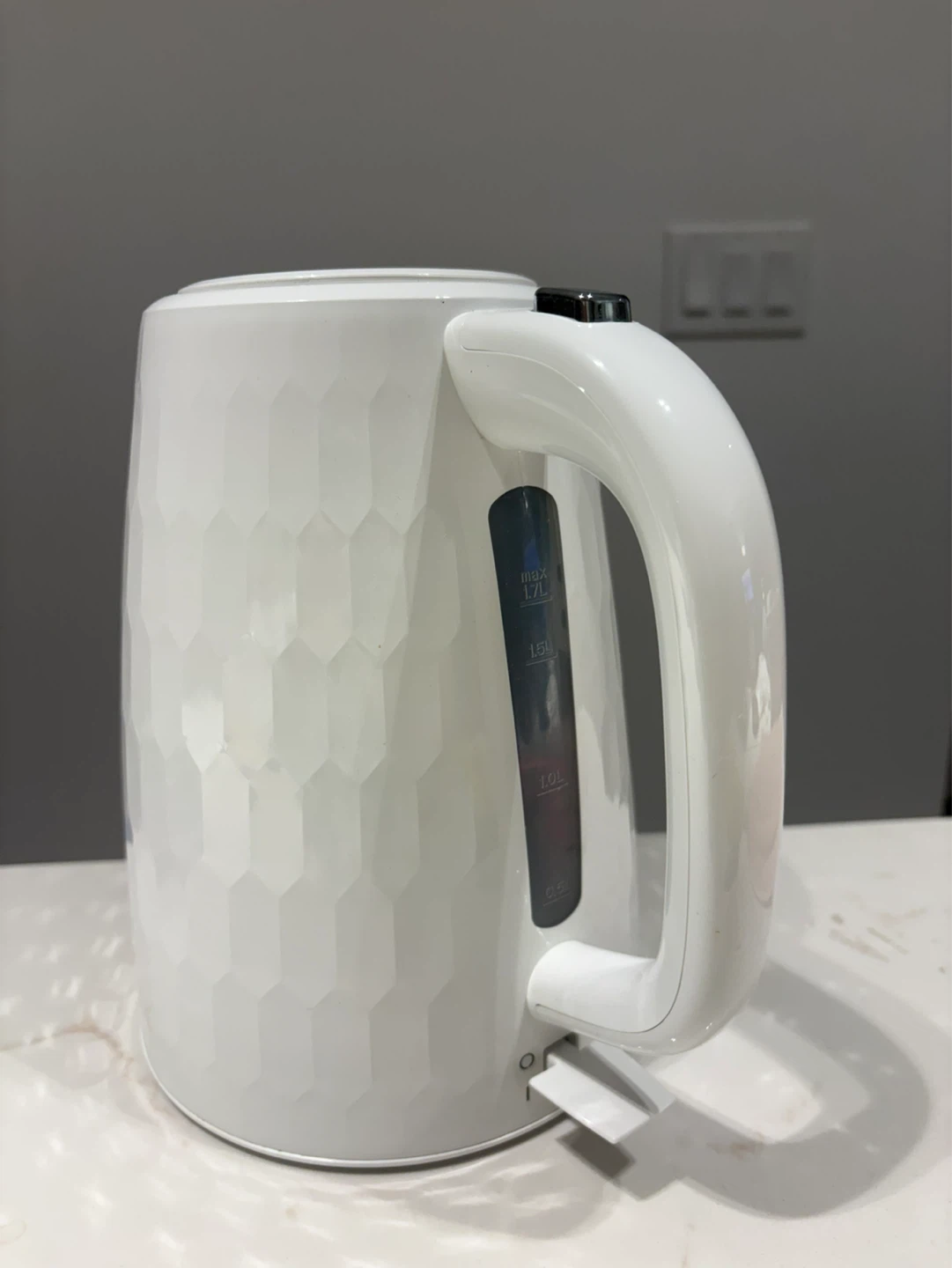 Black+Decker 1.7L Electric Kettle - White Honeycomb - photo 3