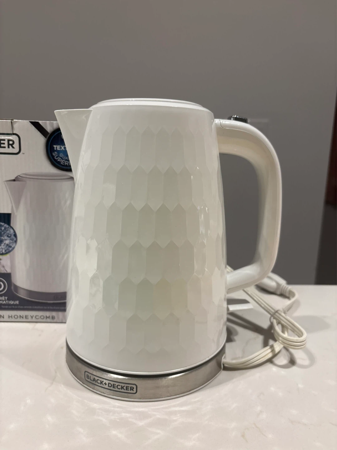 Black+Decker 1.7L Electric Kettle - White Honeycomb
