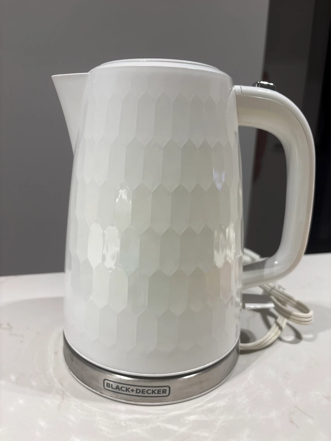 Black+Decker 1.7L Electric Kettle - White Honeycomb - photo 2