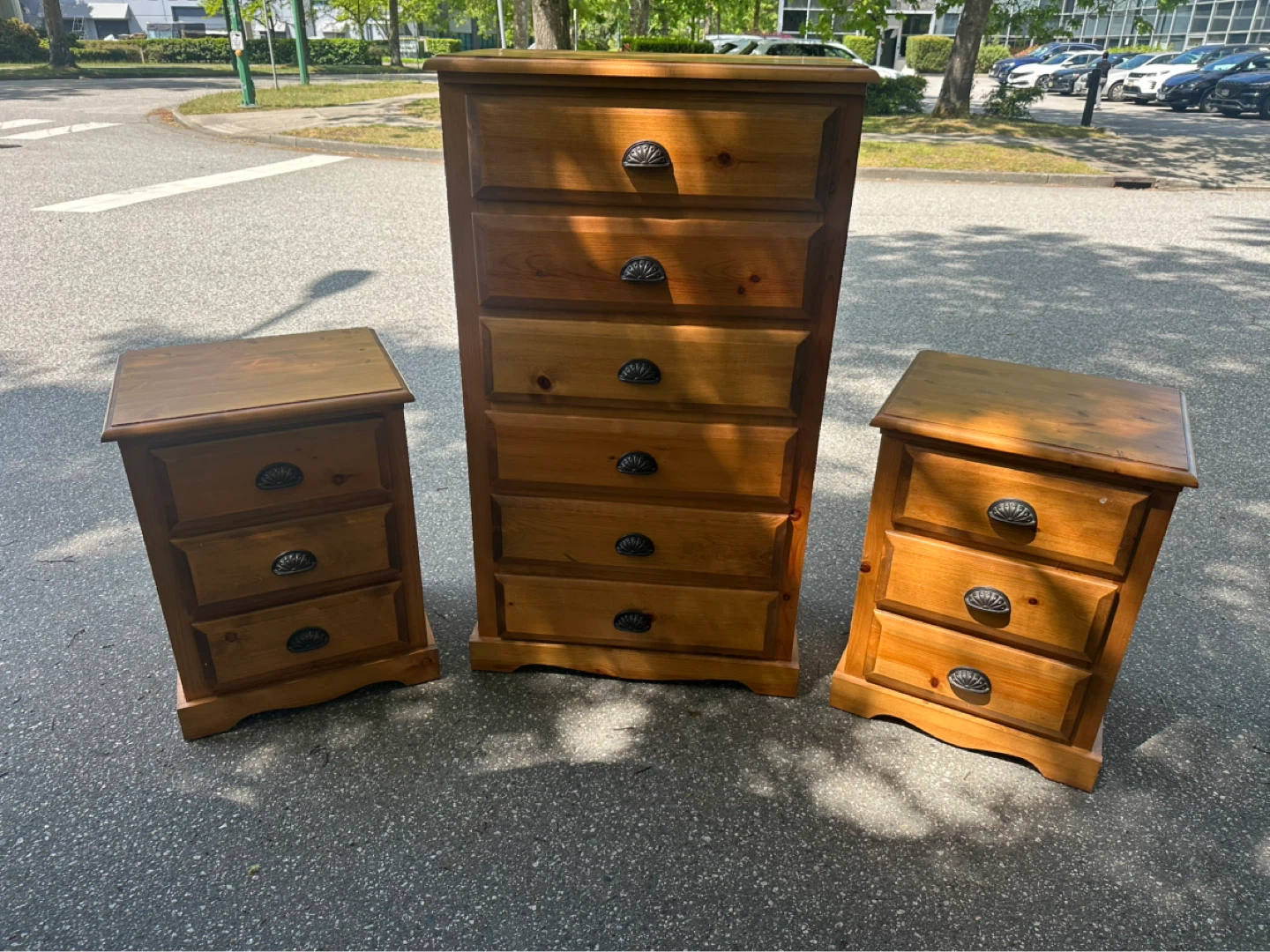 Solid wood dresser *FREE DELIVERY