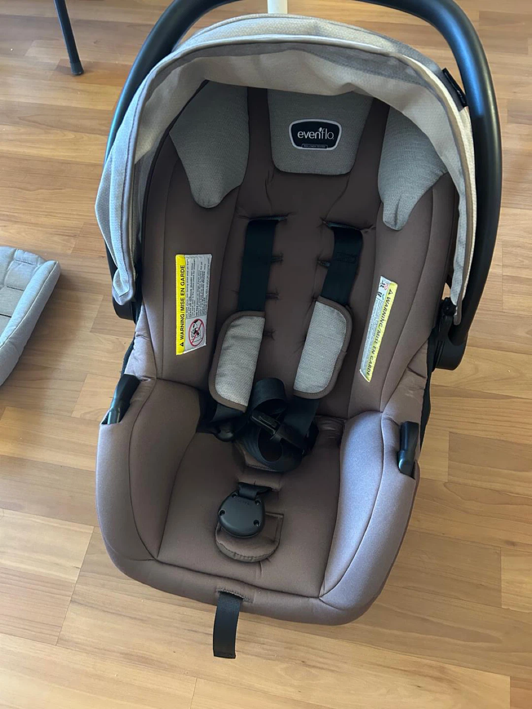 Evenflo Infant Car Seat with Base - Excellent Condition - photo 3