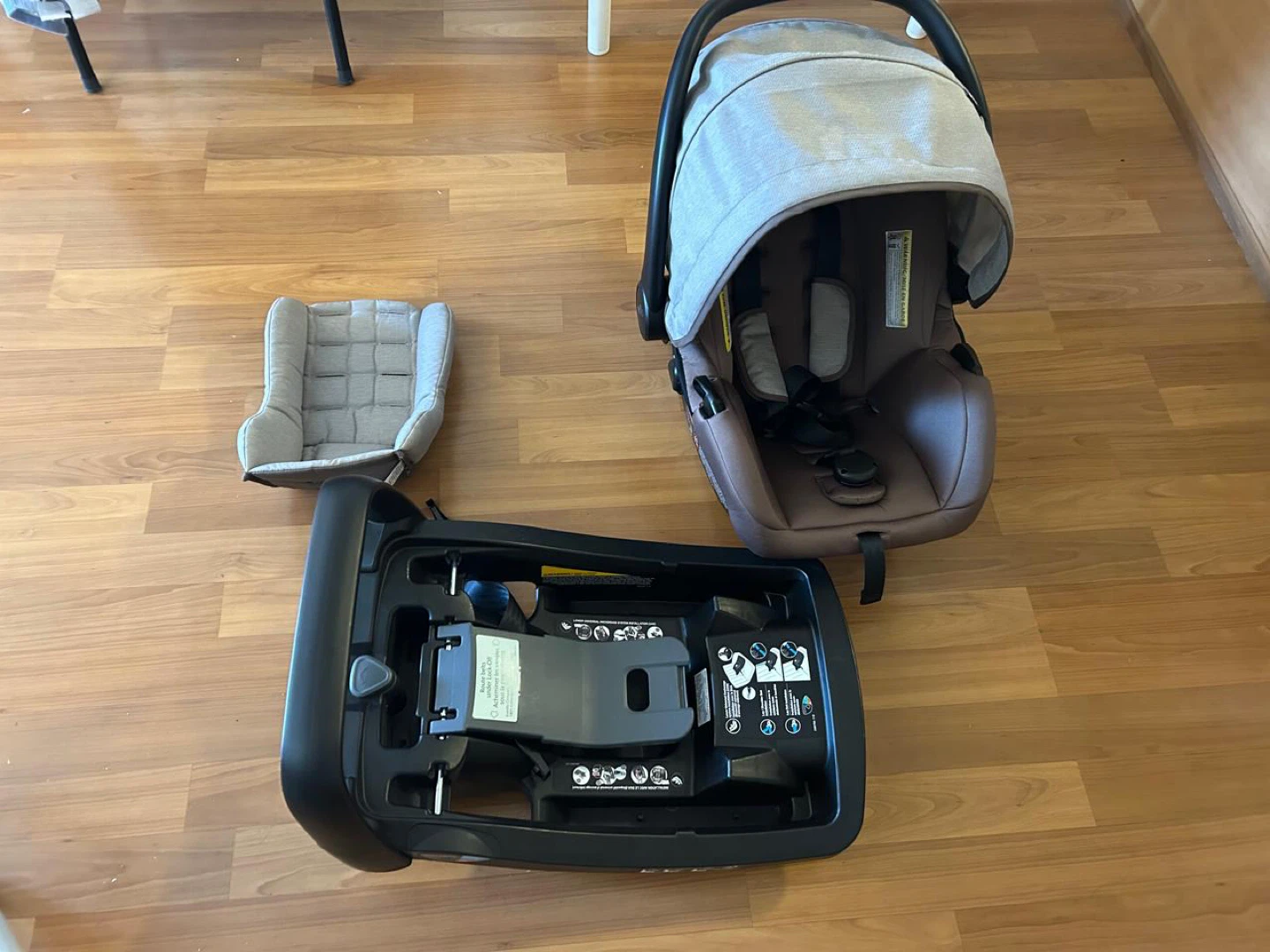 Evenflo Infant Car Seat with Base - Excellent Condition - photo 2