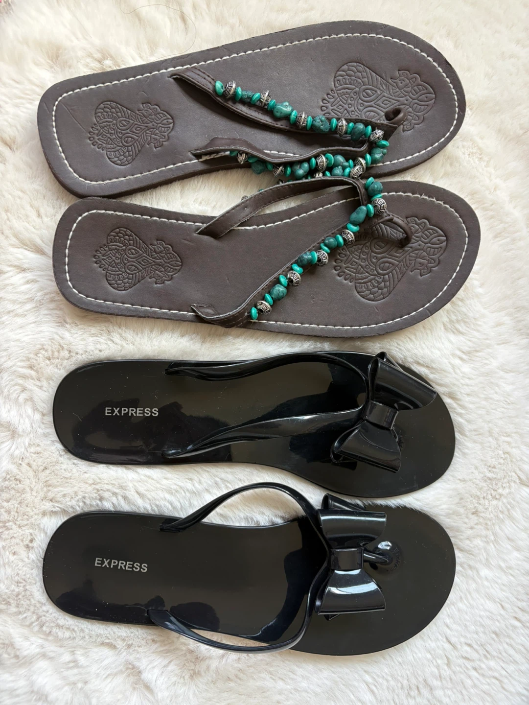 2x womans Flip Flops / Sandals