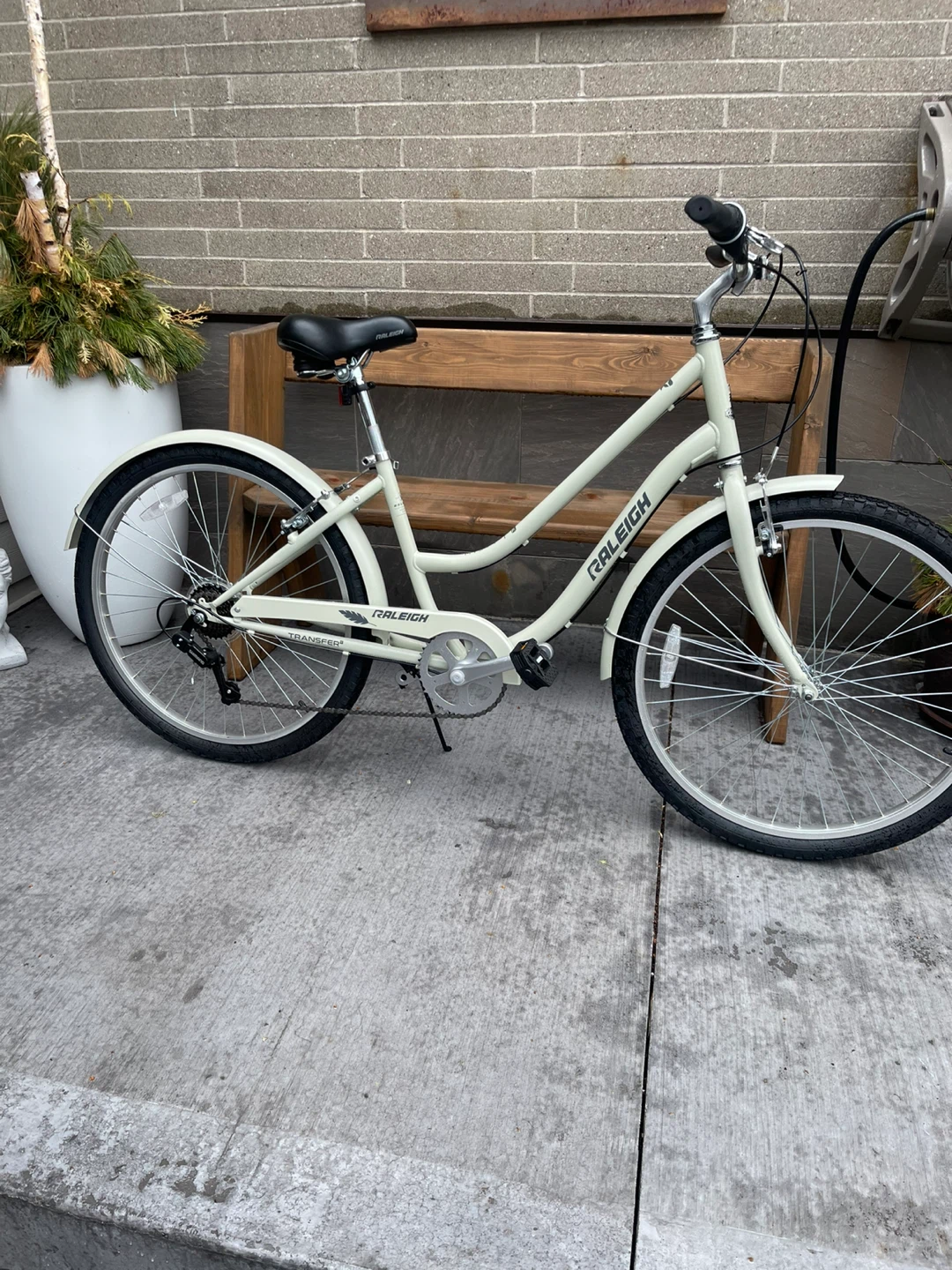 7 Speed Raleigh Cruiser $250 can deliver in London - photo 3