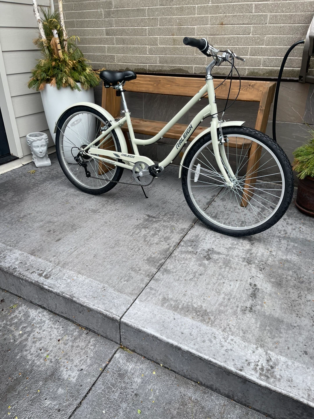 7 Speed Raleigh Cruiser $250 can deliver in London - photo 2