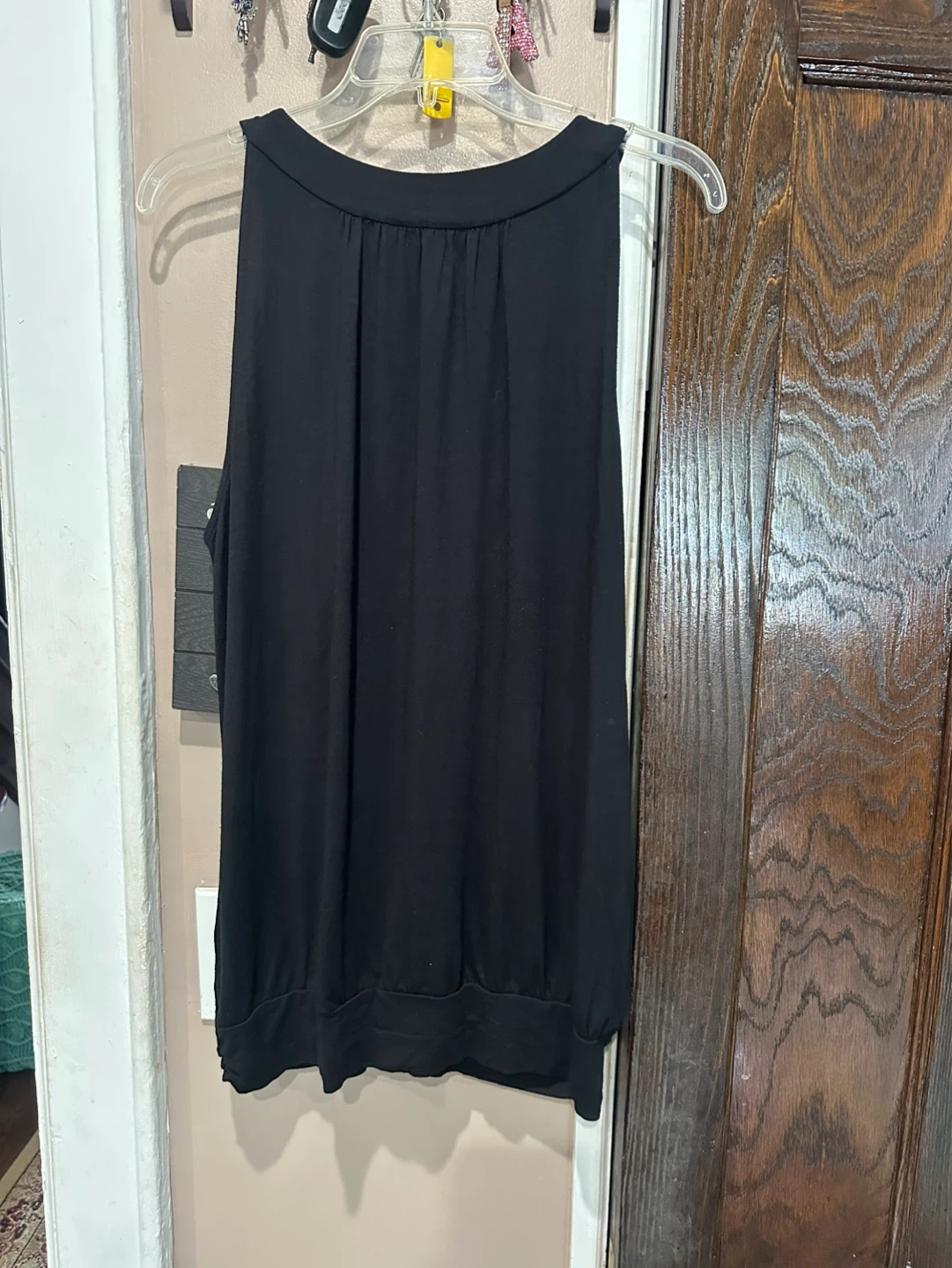 Black sleeveless embellished V-neck top - photo 4