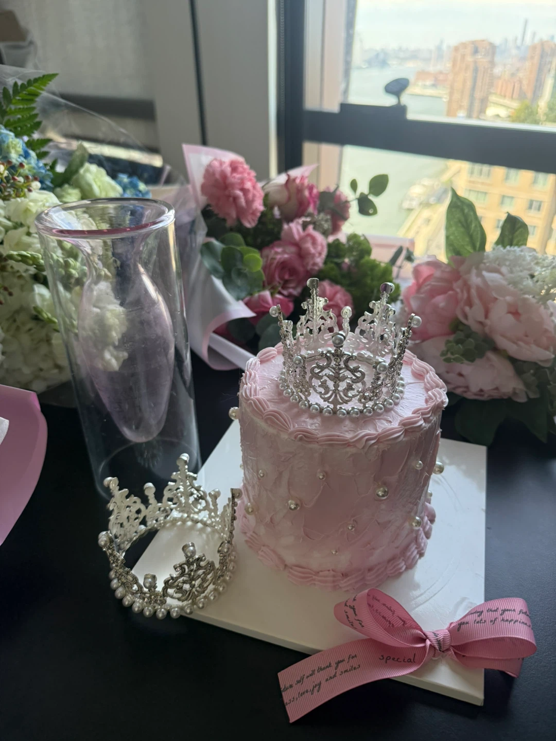 2 real flowers, 2 artificial flowers, cake model, vase