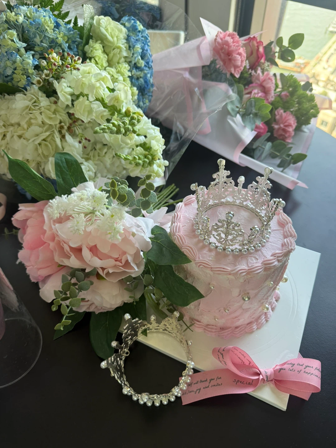 2 real flowers, 2 artificial flowers, cake model, vase - photo 5