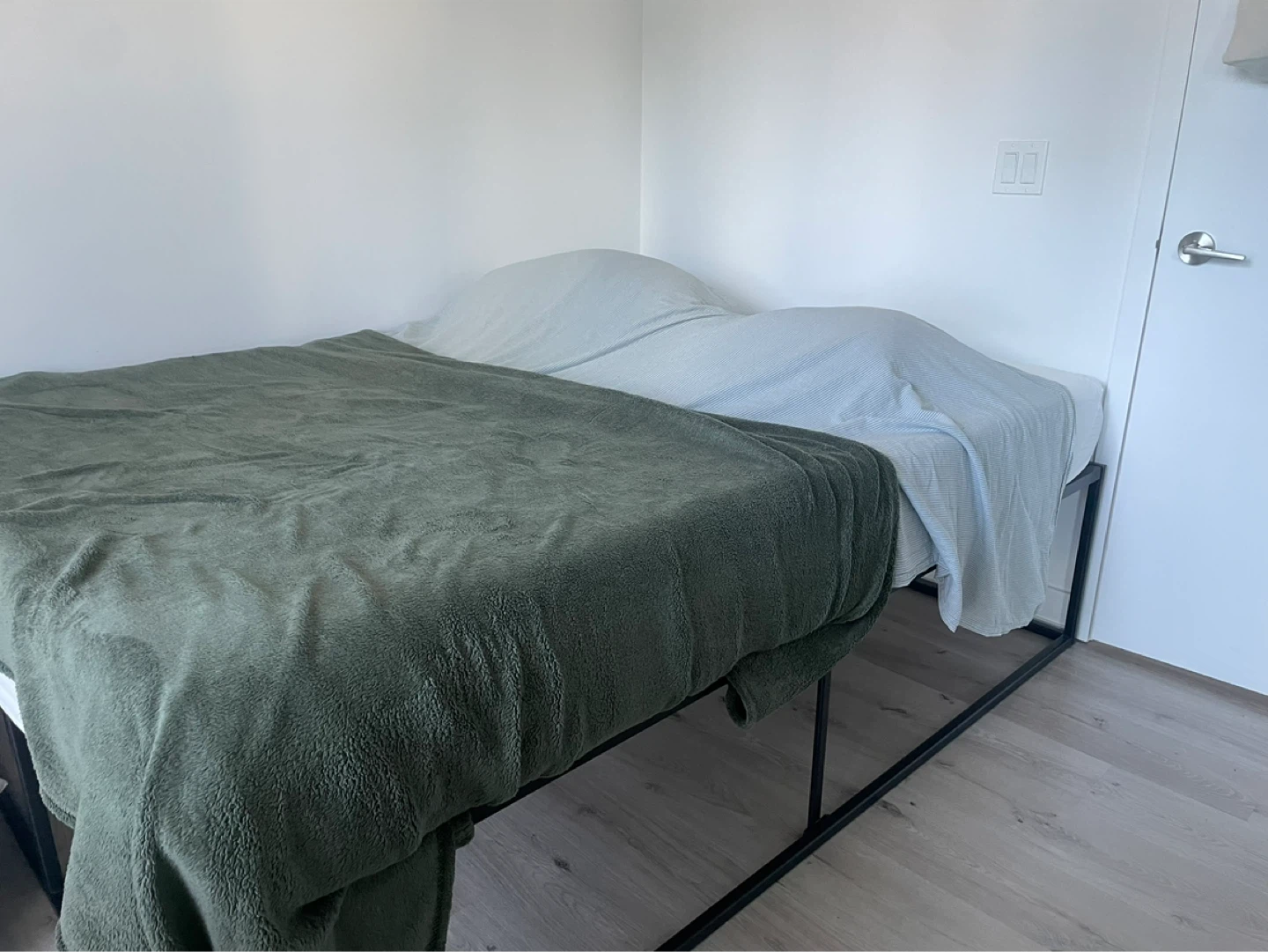 Queen Size Metal Bed Frame with Wood Slats
