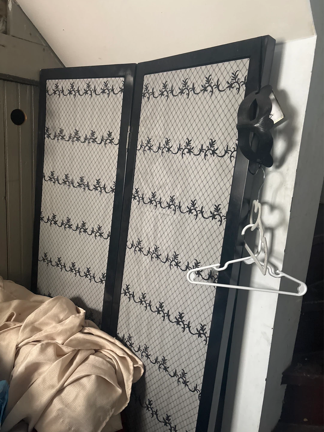 Rose room divider needs some work - photo 2