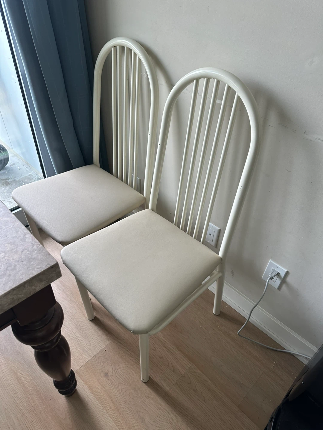 Set of 2 Cream Spindle Back Dining Chairs