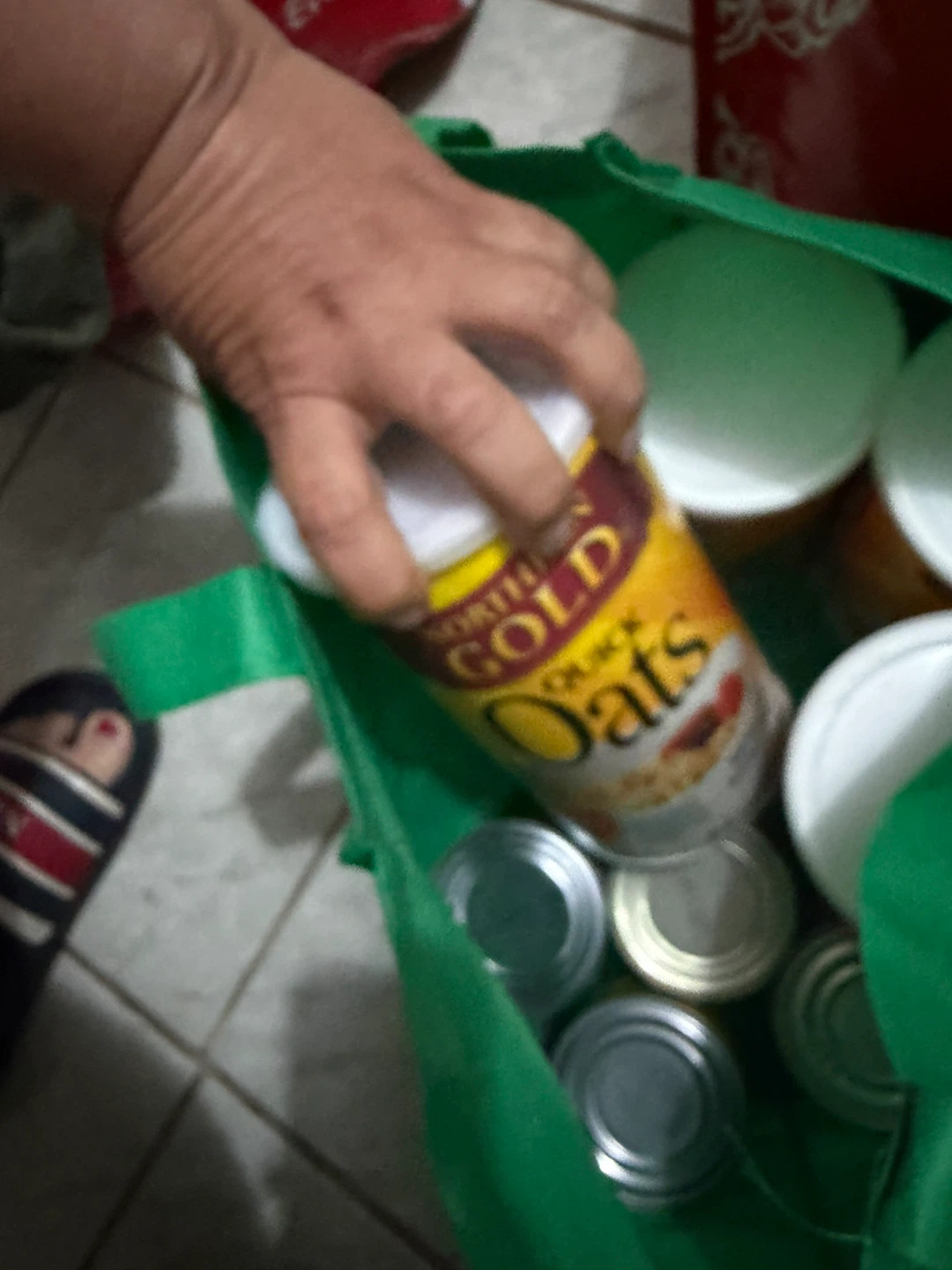 Productos enlatados y avena surtidos