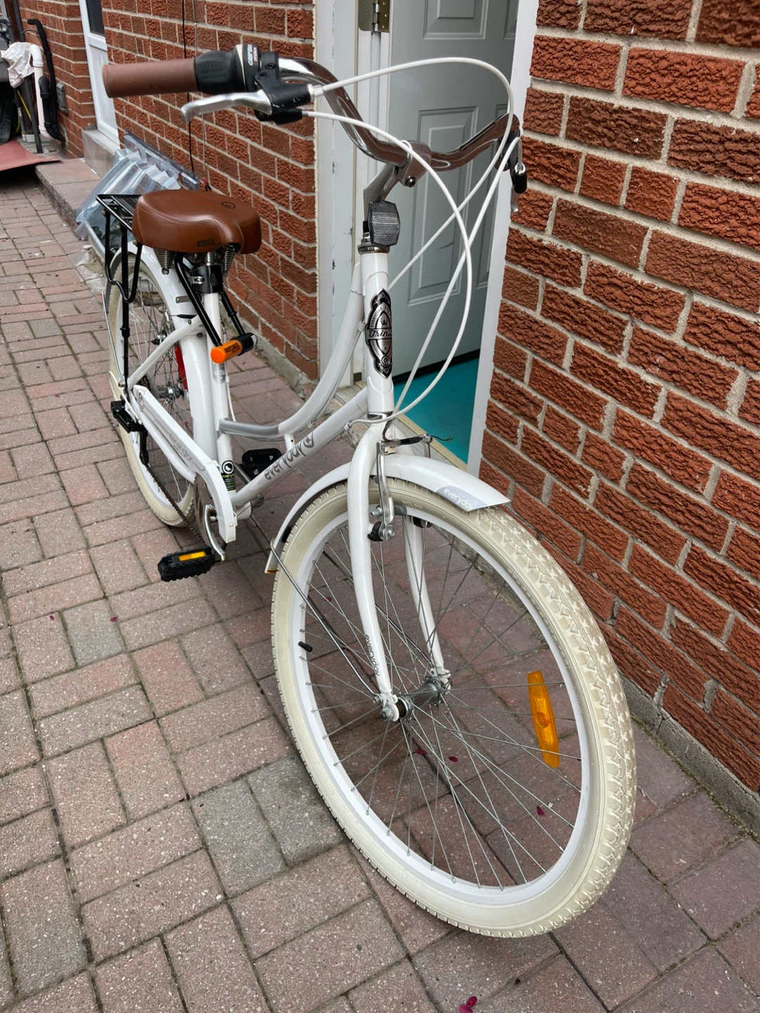 White EverTour Cruiser Bicycle