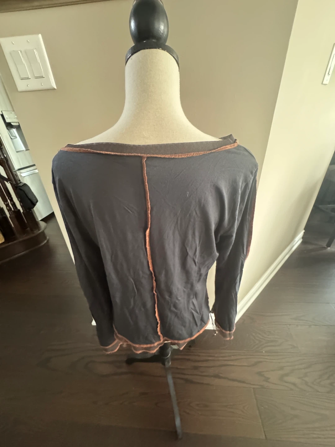 Long Sleeve Graphic Top fits like medium - photo 5