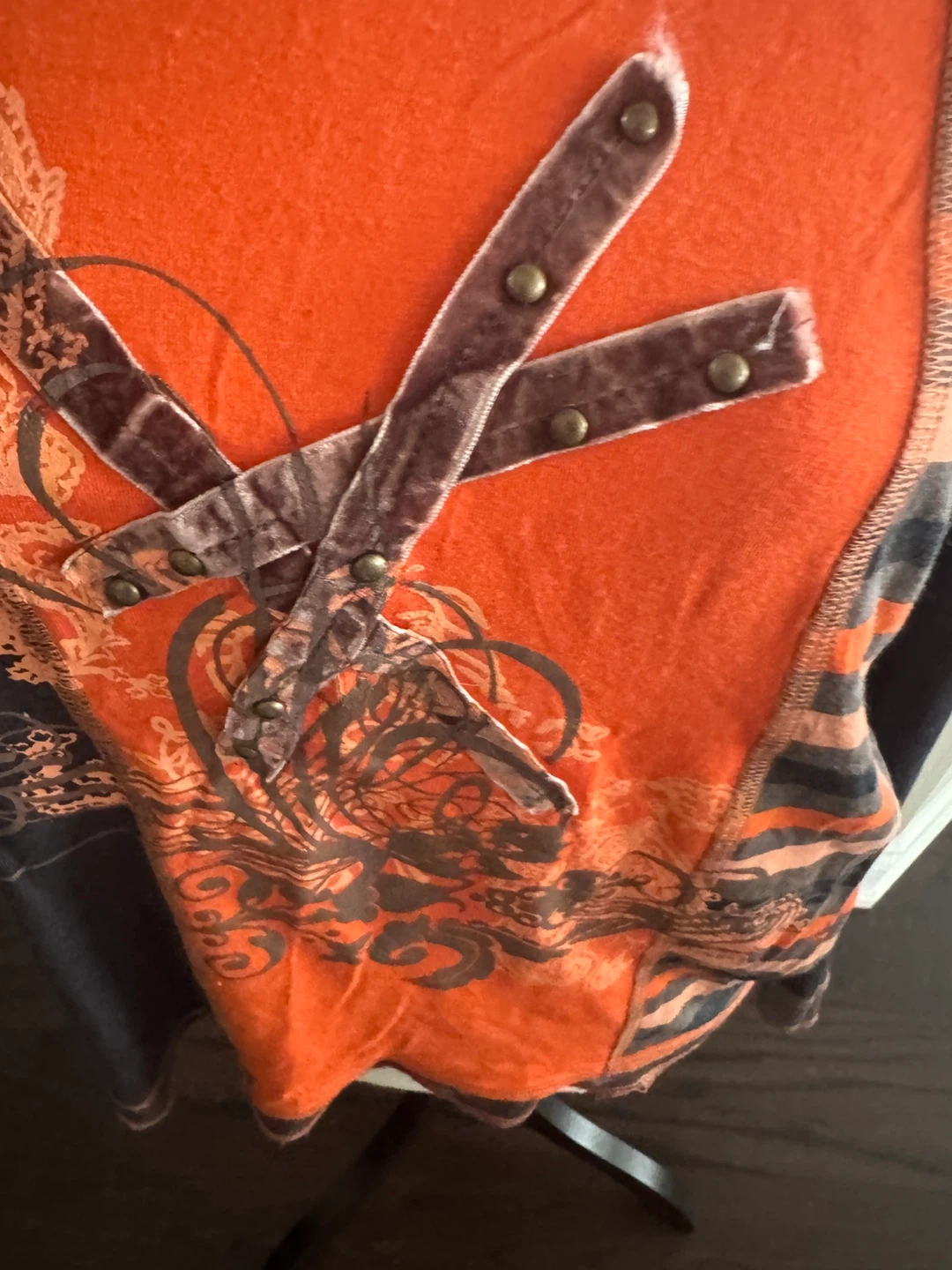 Long Sleeve Graphic Top fits like medium - photo 2