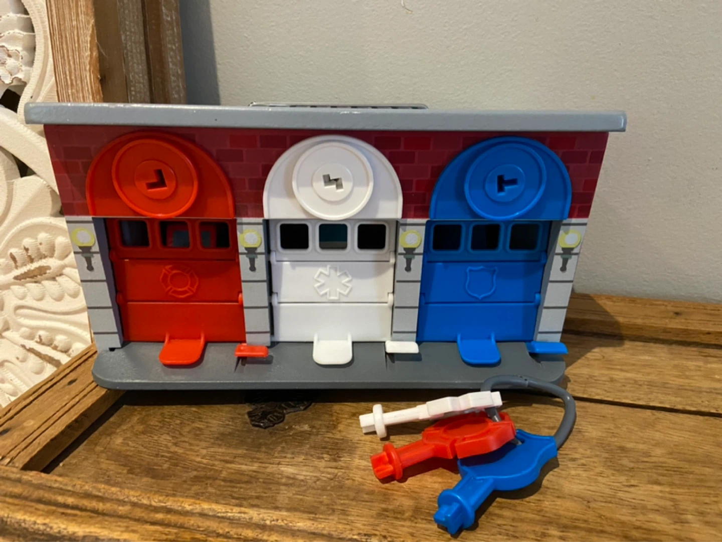 Melissa & Doug Toy Keys and Cars Wooden Rescue Garage - photo 2