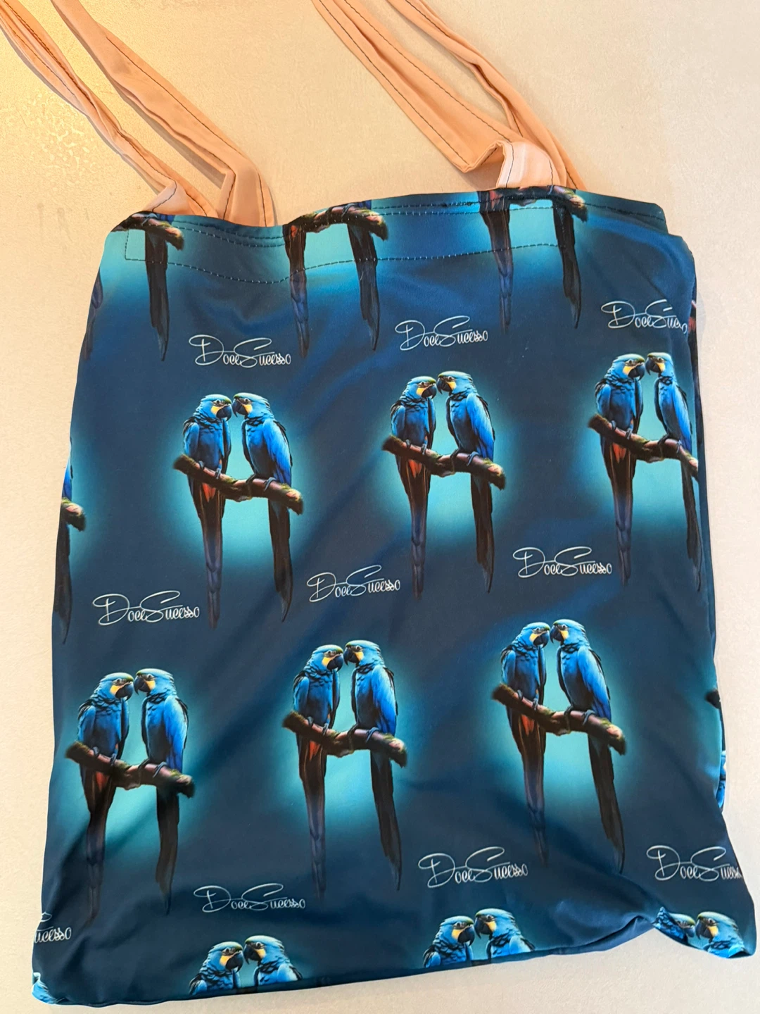 Beach tote bag with parrots