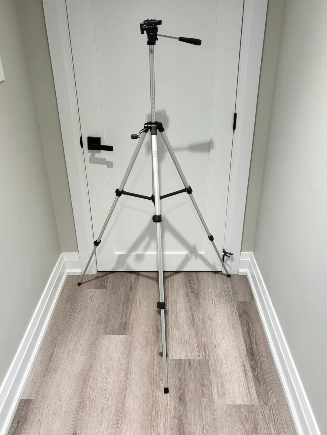 Esa Tripod with Level