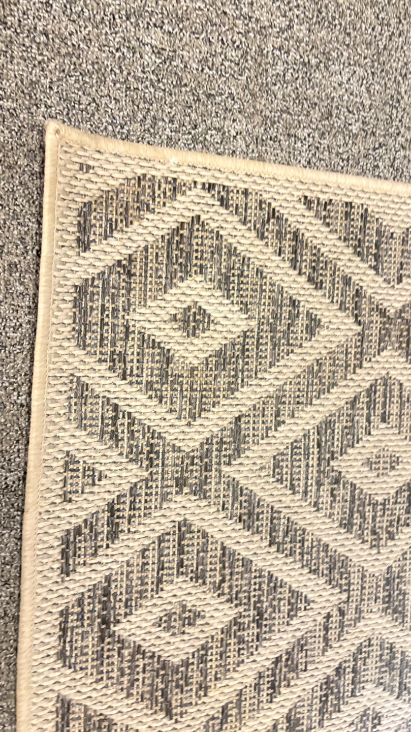 Geometric Diamond Pattern Area Rug - photo 5