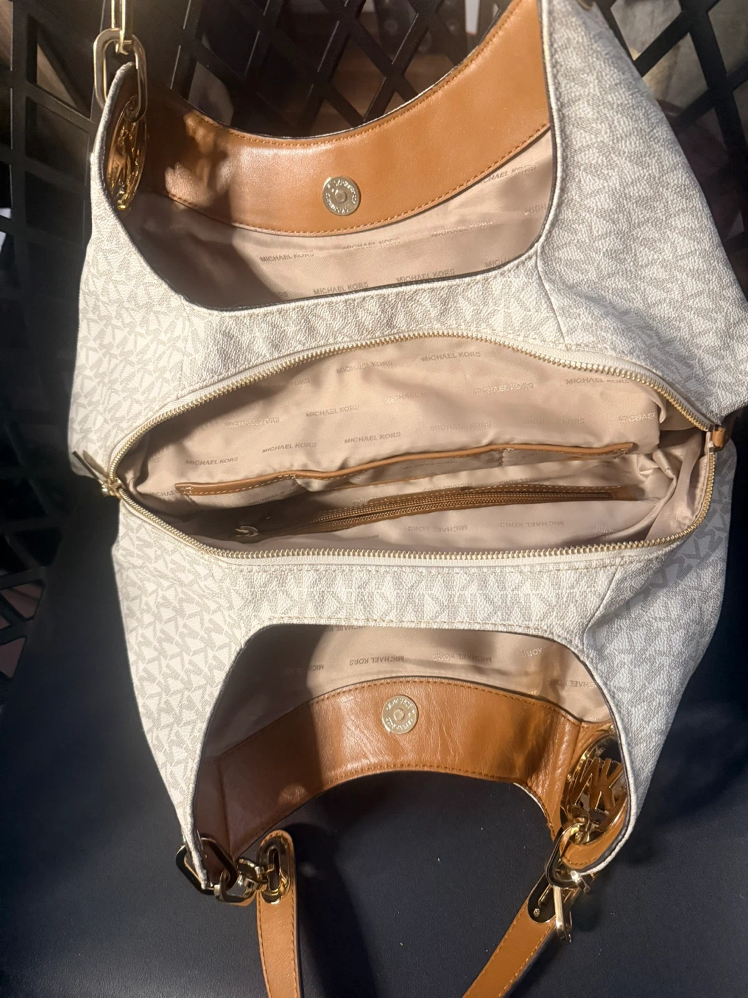 Michael Kors White Monogram Hobo Handbag - photo 3
