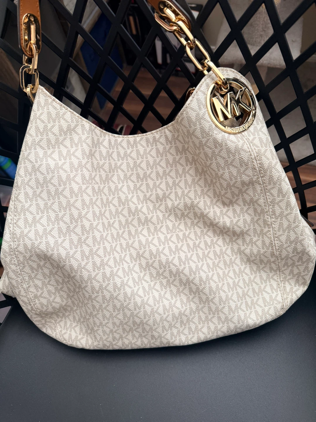 Michael Kors White Monogram Hobo Handbag - photo 4