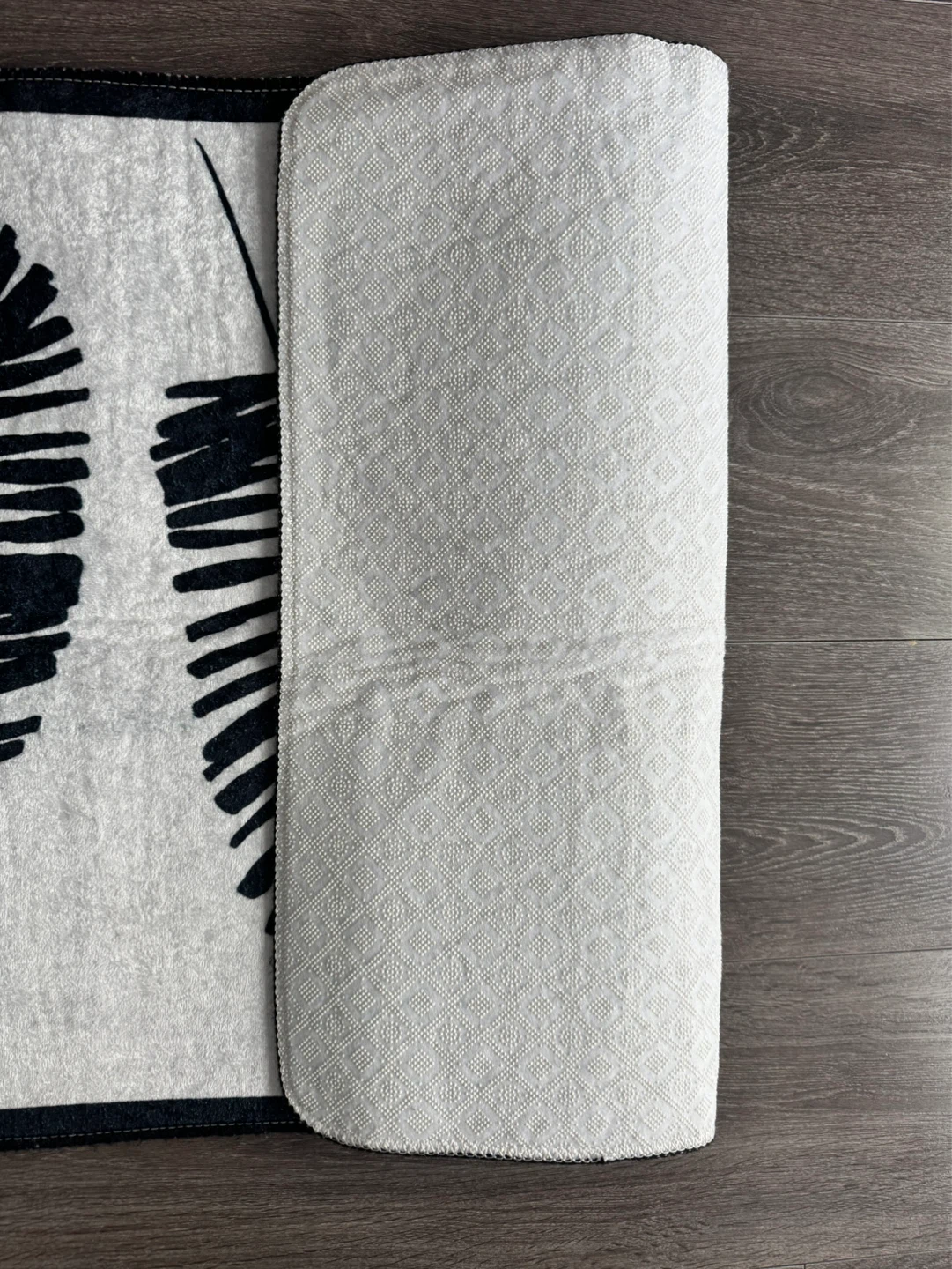 Leaf Print Runner Rug - photo 2
