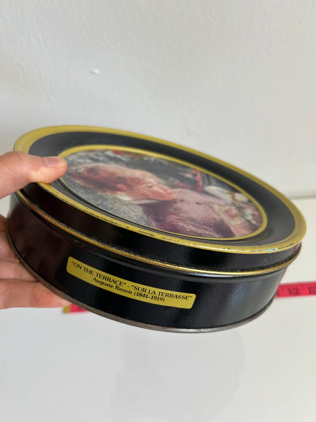 Collectable Tin. Laura Secord "On The Terrace" Round Tin - photo 2