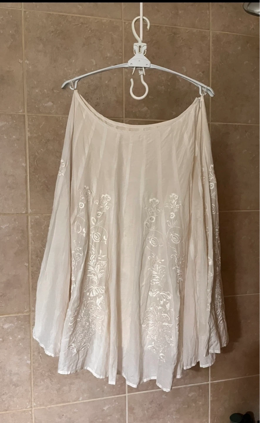 S size Embroidered Skirt