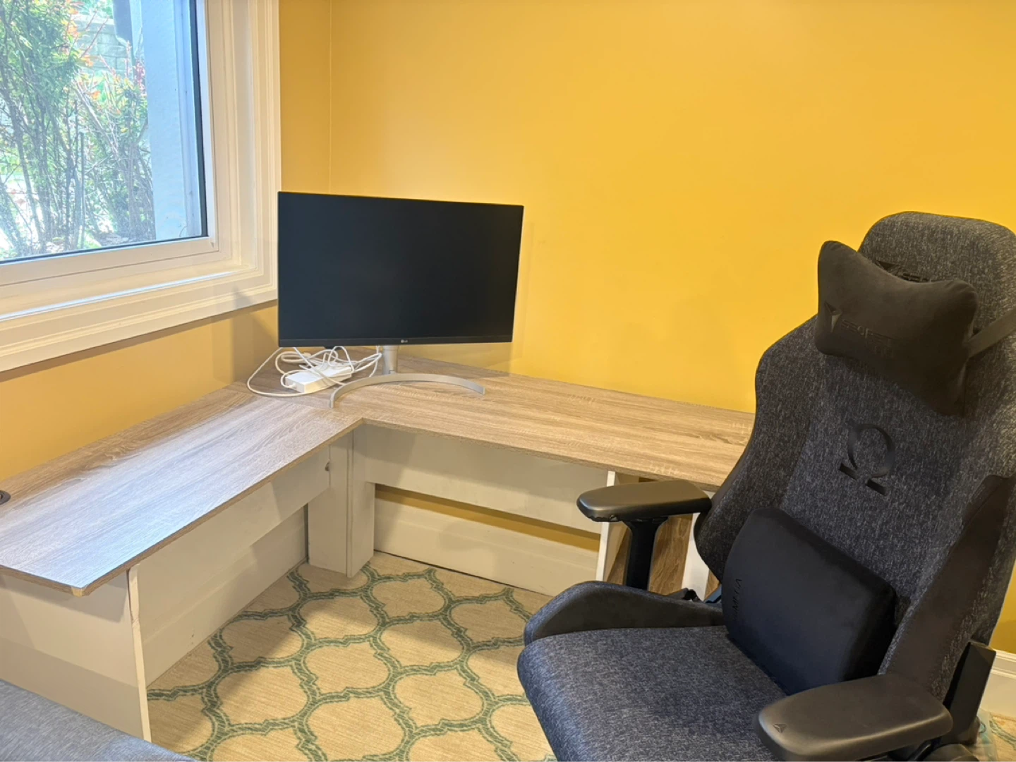 Ergonomic Gaming Chair with Lumbar Support & table + LG Monitor - photo 2