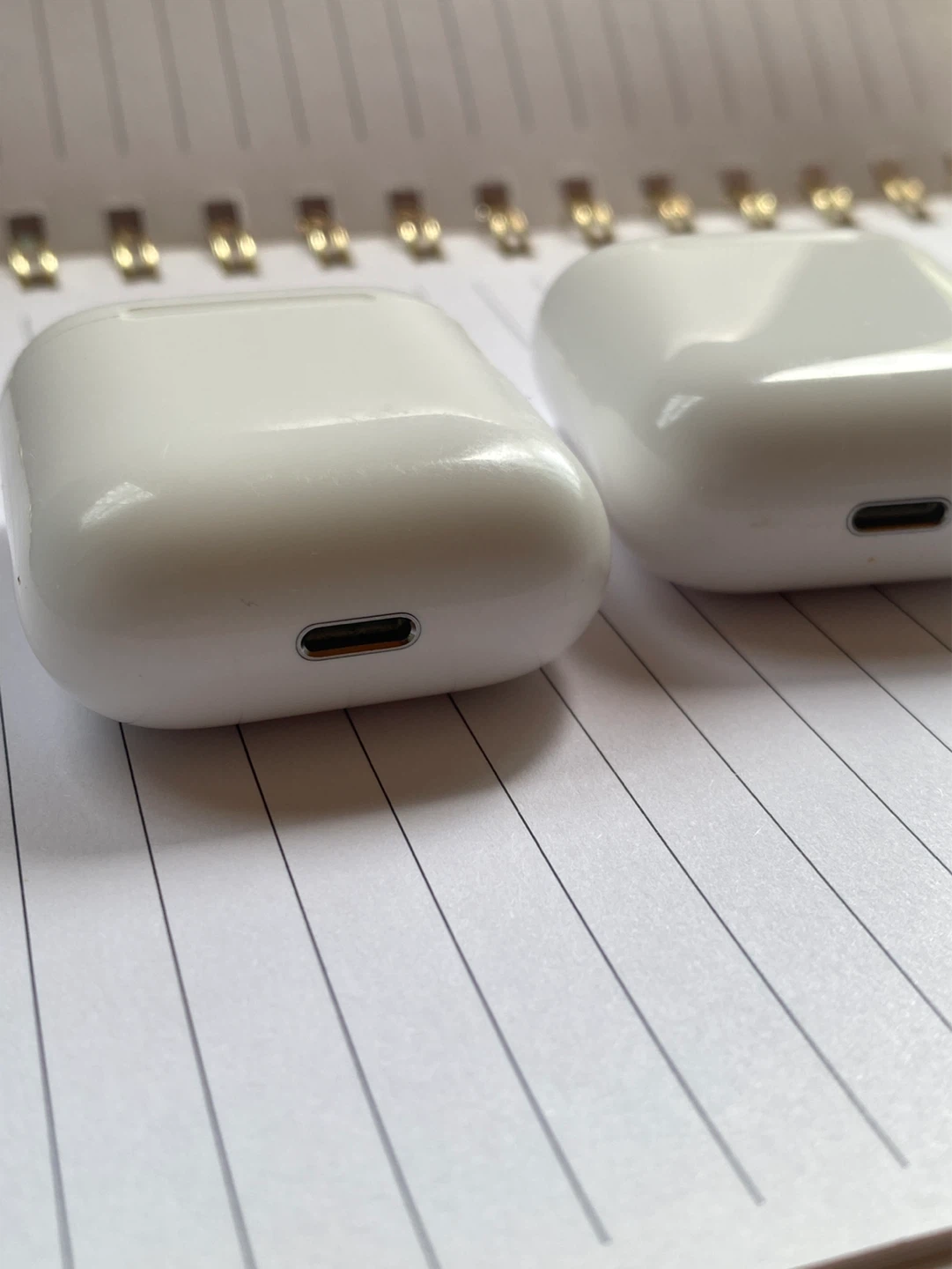 Two pairs: Apple AirPods 2nd Gen with Charging Case - photo 3